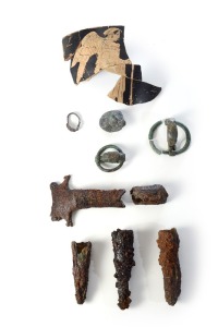 MAM X - Cermica tica de barniz negro y de figuras rojas, Regatones (T2, T1, T10), Manilla de escudo (T2), Fbulas Anulares Hispnicas (T2, T16), Anillo, Botn de Bronce (T9)