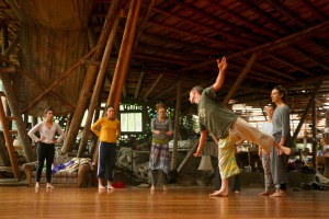 El creador canadiense Mark Young, durante uno de sus talleres de danza