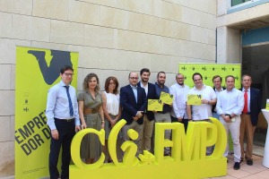 Director del Instituto de Fomento, Joaqun Gmez, con los galardonados con el premio 'Emprendedor del Mes'