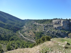 Cabecera del arroyo de Benizar. A la izquierdad los estratos casi verticales del flanco norte del pliegue de La Muela. En el centro las arcillas rojas del Mioceno inferior.
