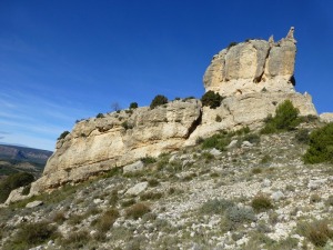 Castillo de Benizar. Bajo él se observan los estratos deltaicos de hace  unos 14 millones de años que aumentan rápidamente de espesor