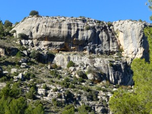 Cenajo del Calar de Benizar. En su centro una enorme cavidad producida por la disolucin de la roca calcrea. Obsrvense la gran cantidad de desprendimientos. En la base nace el agua de la Fuente de A