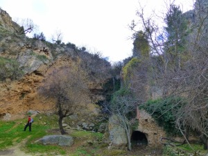 Panormica del rincn del Molino de Benizar. A la izquierda se observa una vasta formacin de travertinos. A la derecha las ruinas del cubo del molino