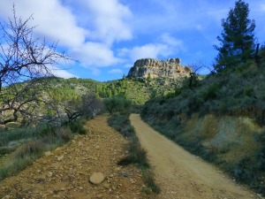 Senda acceso al Rincn de la Cuevas. Al fondo las rocas marino-deltaicas del castillo de Benizar. En su base rocas del Eoceno. La senda discurre por margas y areniscas amarillas del Cretcico inferior