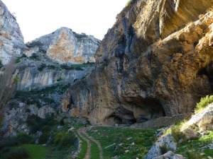 La disolucin por el agua de las rocas  ha generado numerosas cuevas que le dan nombre a este rincn