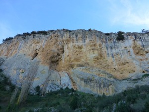 Detalle de una pared vertical del Rincn de las Cuevas, aqu se denominan cenajos, en la que se ven los estratos alabeados por el movimiento del sedimento marino y oquedades por disolucin