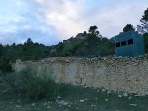 Los corrales de ganado que le dan nombre al barranco. Sobresale una infraestructura metlica utilizada para la caza. Se recomienda tener precaucin