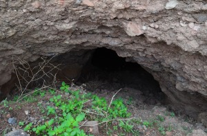 Entrada de un refugio realizado en la Guerra Civil