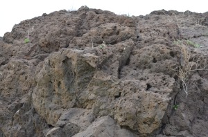 Los gases del magma originaron estas oquedades de la roca basltica