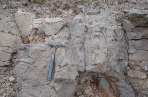 Basalto del volcn de la Viuda. La fracturacin ha permitido su utilizacin como roca ornamental