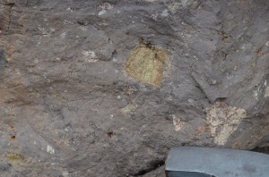 El magma se form a gran profundidad, en el manto terrestre, como lo de muestra el fragmento de roca verde, rica en olivino, una peridotita