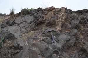 Por las fisuras de la roca el agua hidrotermal ha originado depsitos minerales