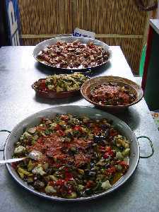 Todo preparado para echar el arroz - Barraca de la Pea Huertana Almirez - Bando de la Huerta - Fiestas de Primavera 2004