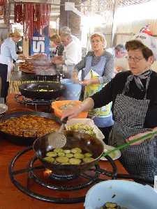 Actividad en la cocina de la Barraca - Barraca de la Pea Huertana El Tablacho - Bando de la Huerta - Fiestas de Primavera 2004