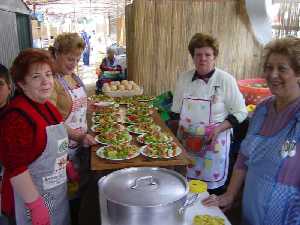 Las ensaladas ya estn preparadas -Barraca de la Pea Huertana El Tablacho - Bando de la Huerta - Fiestas de Primavera 2004