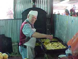 Patatas asadas - Barraca de la Pea Huertana El Botijo - Bando de la Huerta - Fiestas de Primavera 2004 