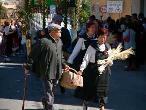 Huertanos portando una cesta (Desfile de Carrozas - Fiestas de San Marcos 2004 - Bullas)