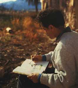 El artista pintando en uno de sus cuadernos.