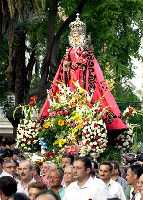 La Virgen de la Fuensanta trasladada a hombros y acompaada por cientos de personas en el inicio de la feria de septiembre