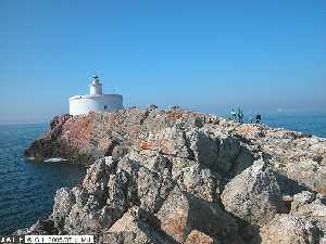 Perspectiva amplia de las Islas Hormigas y su faro