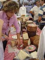 Mercadillo Tradicional El Zacatn, puesto de quesos
