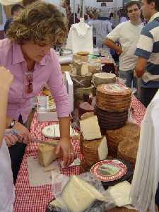 Mercadillo Tradicional El Zacatn, puesto de quesos