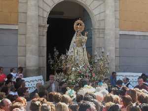 Ofrenda floral durante las Fiestas de la Virgen del Rosario de Bullas