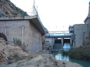 Compuertas del embalse de Azud de Ojs desde el Valle de Ricote