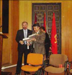 Voz del Festero 2005 Virginio Garc�a Rodr�guez y Presidente de la Federaci�n Juli�n Fern�ndez Alcaraz 