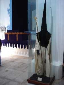 Tnica y capuz de la Cofrada de la Vera Cruz y Santo Sepulcro [Jumilla_Museo de Semana Santa] 
