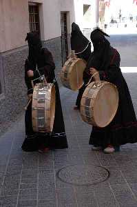 Tamboristas con tnica oscura [Moratalla_Semana Santa] 