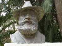  Busto del poeta Vicente Medina en un parque de su ciudad natal 