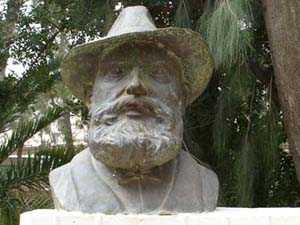 Busto del poeta Vicente Medina en un parque de su ciudad natal 