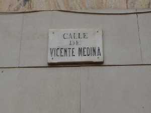 Placa de la calle en honor del poeta 