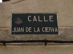  Placa de la calle en honor al poltico murciano 