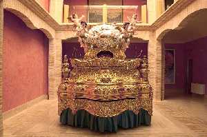 Trono de la Virgen del castillo 