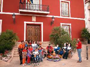  Los Mayos en la puerta del Ayuntamiento de Alhama 