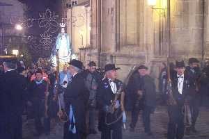 Arcabuceros ante la Virgen 