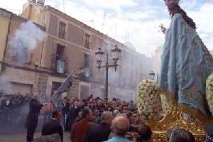  Juego de la bandera ante la Virgen [Yecla_Fiestas de la Virgen del Castillo]