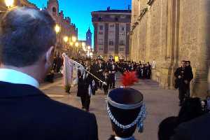 Desfile junto a la iglesia 