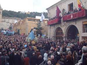 La Virgen frente al Ayuntamiento [Yecla_Fiestas de la Virgen del Castillo] 