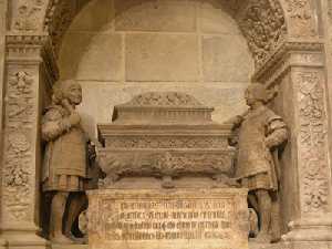 Urna con las entrañas del Rey Alfonso X de Castilla en el Altar Mayor de la Catedral de Murcia