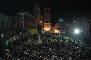 Focos y laser sobre la multitud [Mula_Semana Santa Tamborada] 