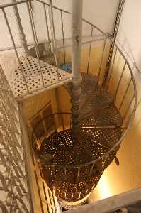 Escalera de caracol en el interior del Ateneo Cultural 