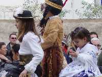 Nios participando en el defile de carrozas 