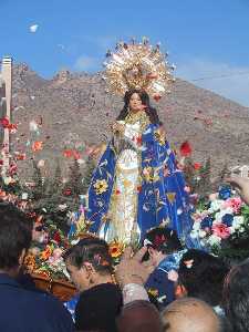 Ptalos de rosas lanzados a la Virgen 