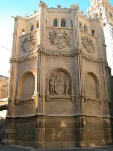 Capilla de los Vlez. Detalle de las cadenas de piedra que rodean la capilla