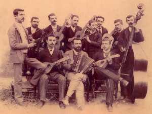 Miguel Marn y un grupo de msicos 