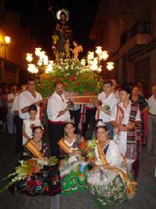 Majas junto al trono de San Roque  [Villanueva del Segura_Fiestas Patronales] 