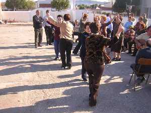 Parejas de mujeres bailando [Folclore_Bailes Populares] 